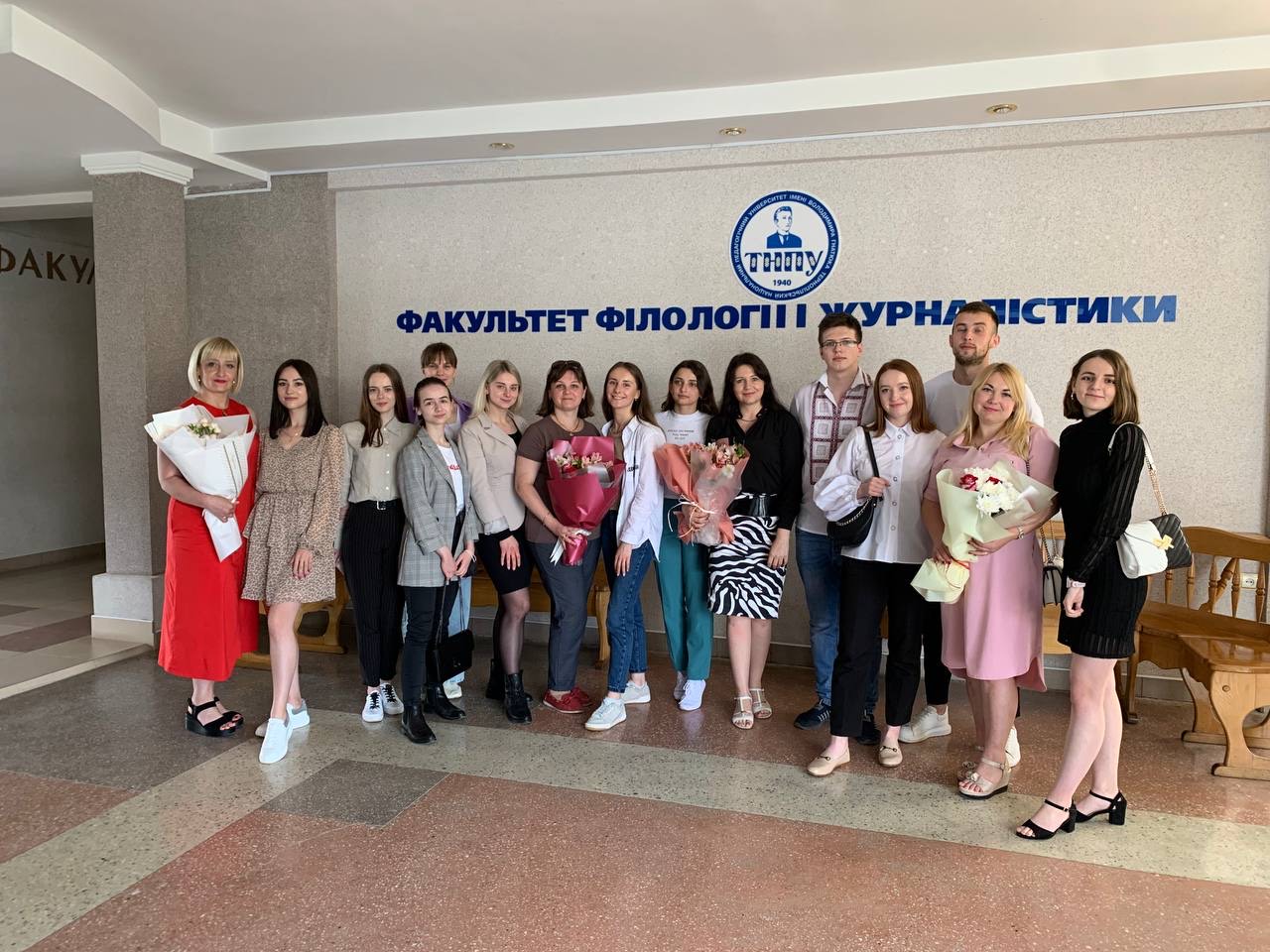 Майбутні журналісти з викладачами кафедри журналістики після захисту